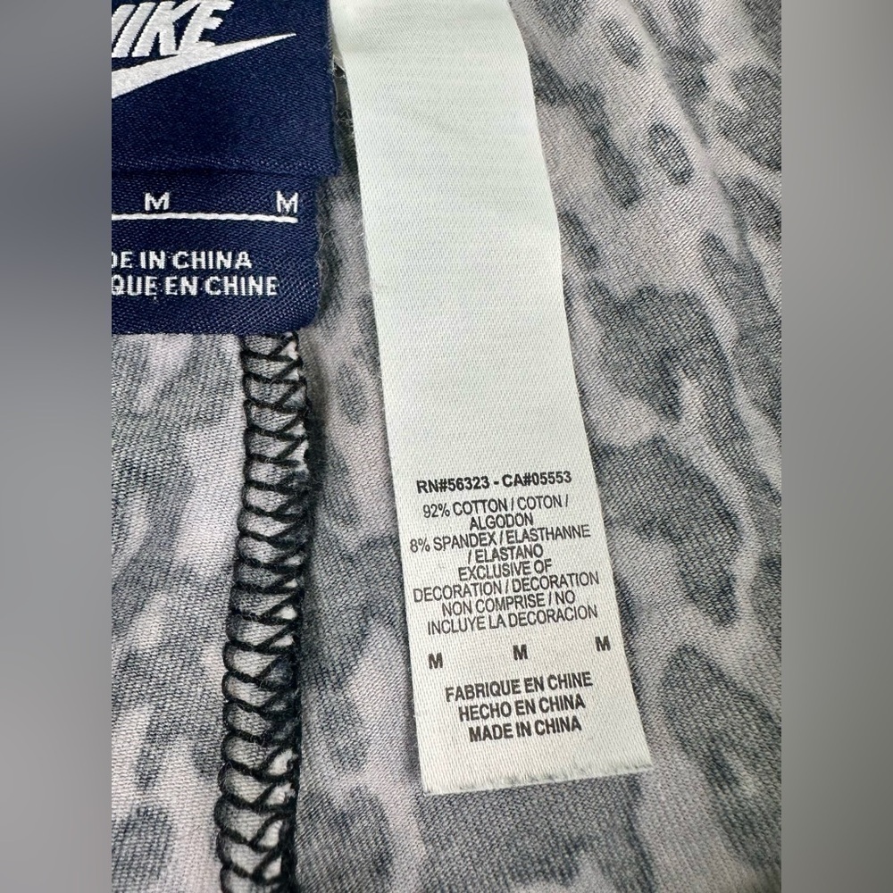 Nike Printed Leggings in Black, Gray, and White Size Medium - Picture 8 of 9